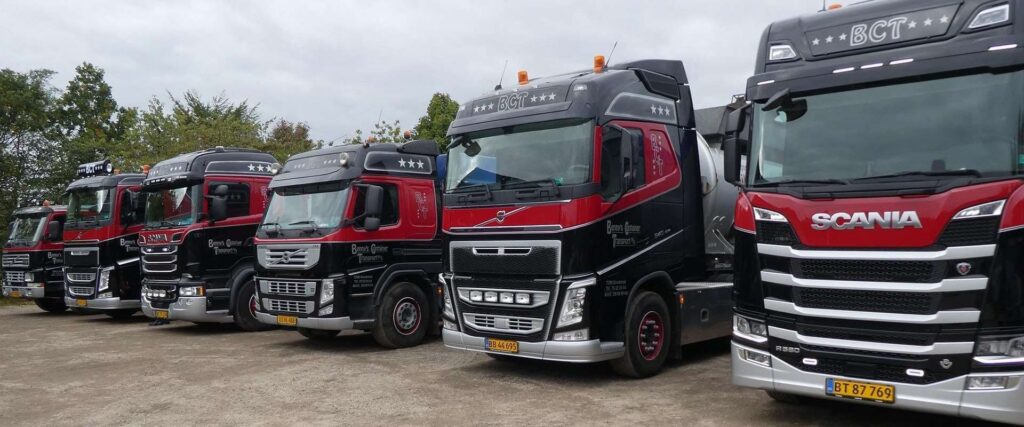 Lastbiler fra BCT A/S opstillet paa pladsen i Grindsted